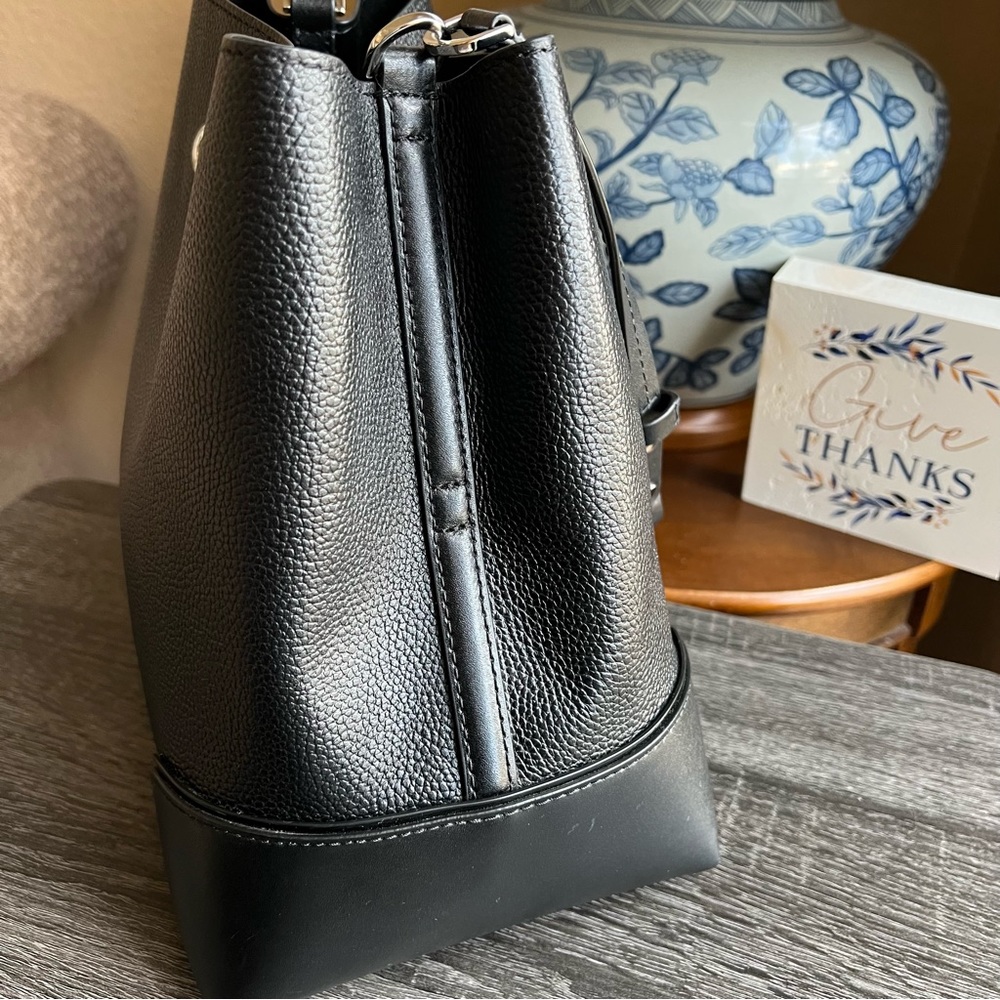 Michael Kors Mercer Gallery Medium Black Bucket Crossbody $348 - Picture 6 of 9